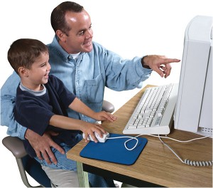 Sentarse padre hijo en el ordenador